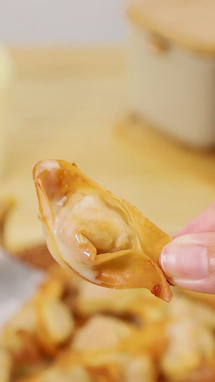 Air Fryer Wontons with dipping sauce