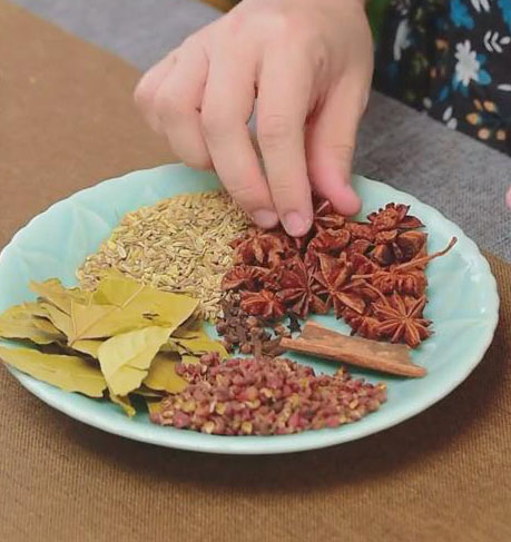 Break the star anise and cinnamon into smaller pieces