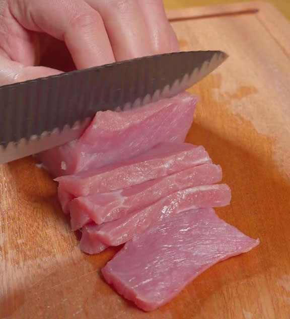 Cut the pork tenderloin with the grain