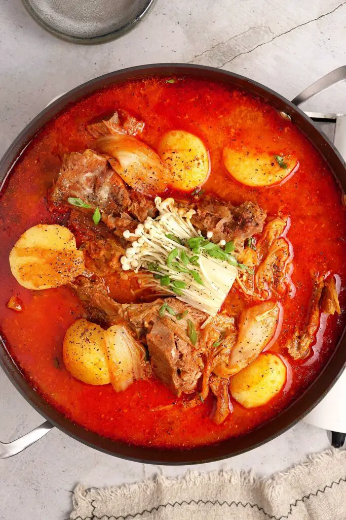 Gamjatang 감자탕 / Korean Pork Bone Soup Kitchen (Mis)Adventures