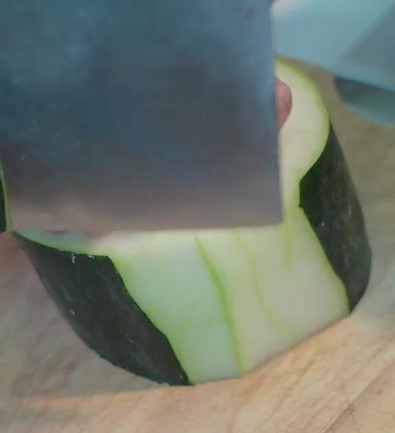 Remove the skin and cut the winter melon into small chunks