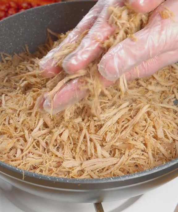 Rub and tear the shredded meat apart with both hands to make finer strands