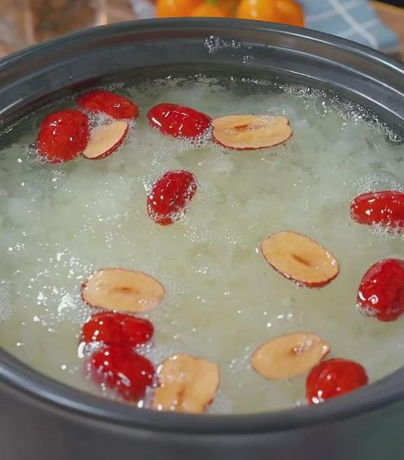 add 10 red dates and 40g of rock sugar to the pot