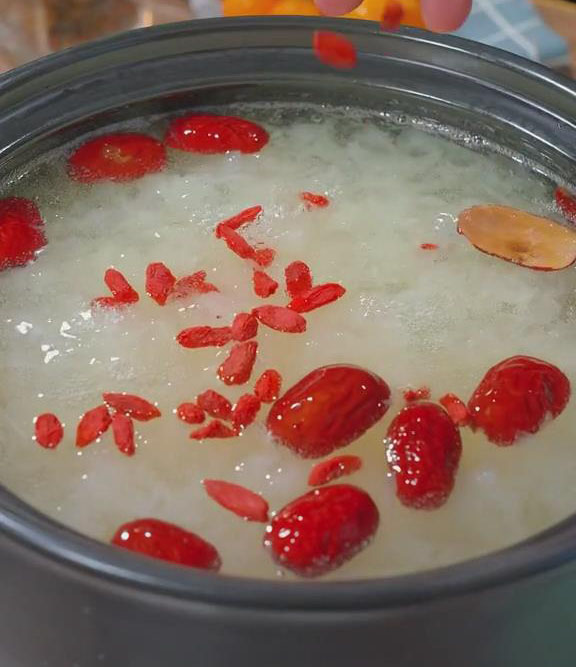 add 15g goji berries and simmer for about 5 minutes or less