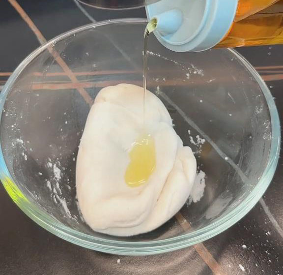 add 5g of oil to the dough