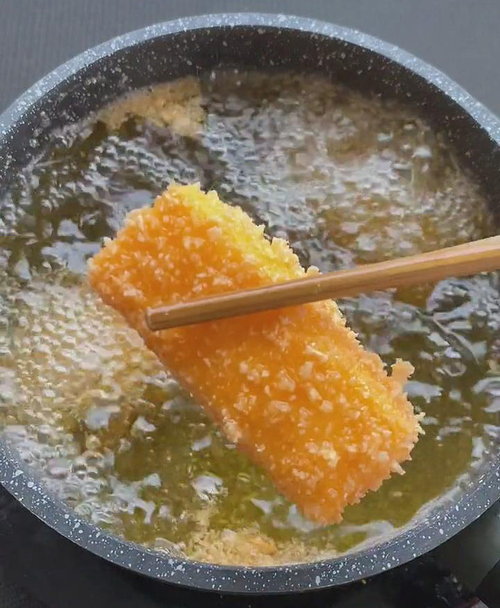 deep fry the coated milk pudding over medium heat for 1 minute