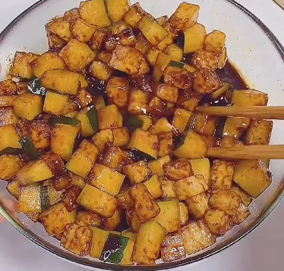 mix the winter melon chunks with 220g of brown sugar or cubes
