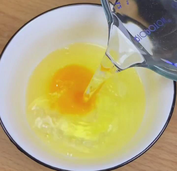 In a mixing bowl, add 1 egg and 140ml water