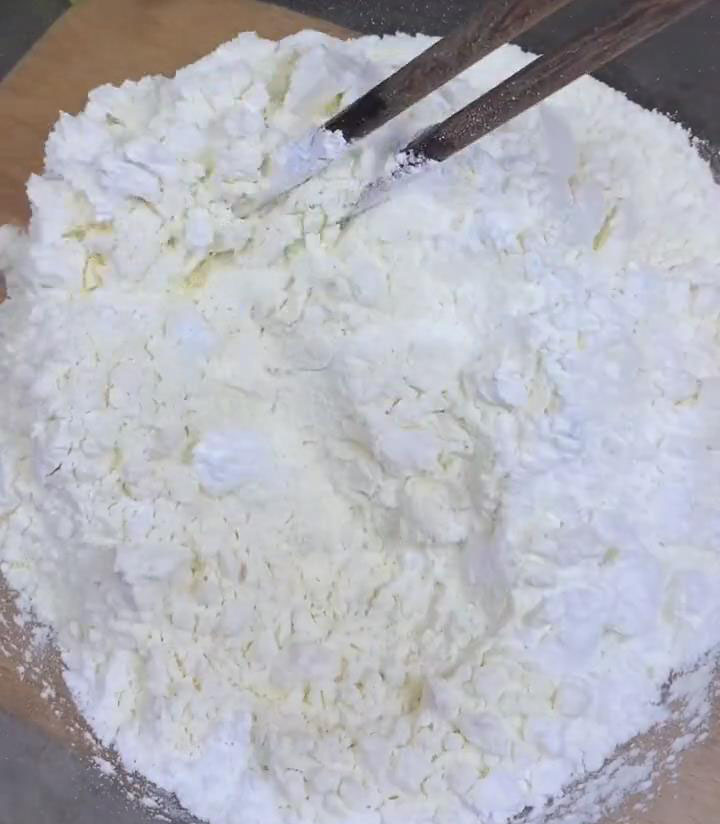 Mix 360g flour and 20g cornstarch in another separate bowl