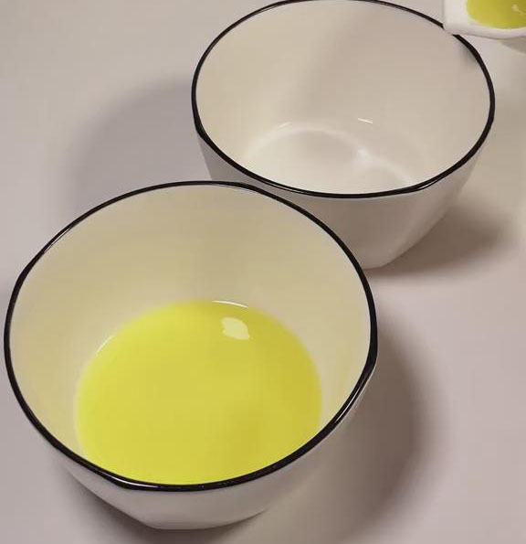 Pour the ginger juice into two dessert bowls