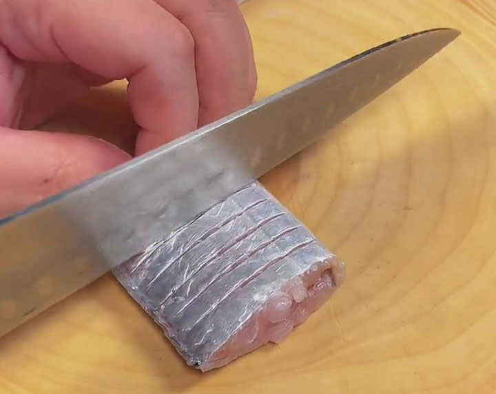 Slice the fish with lines of cut marks at a 45 degree angle and about 2mm deep
