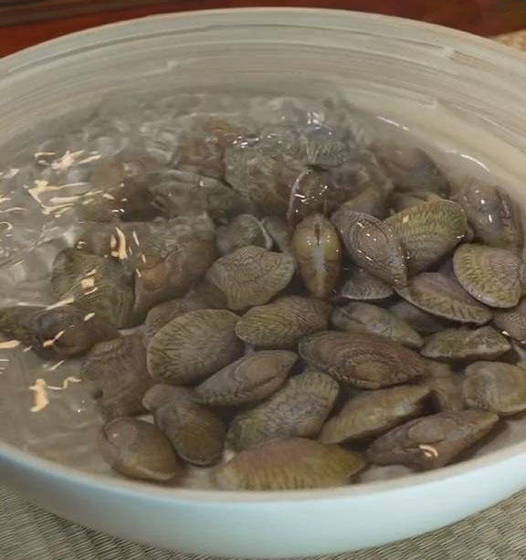 Soak the clams for 10 minutes