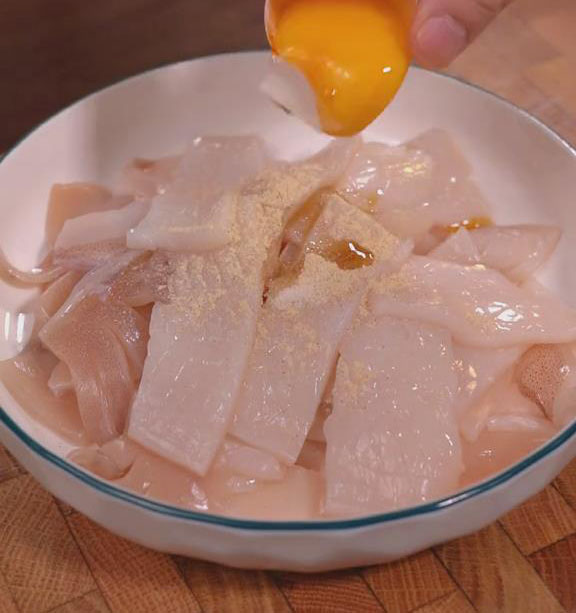 add seasonings to the sliced squid