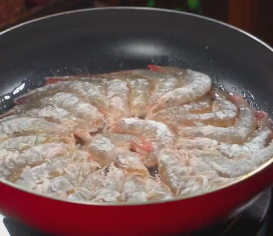 fry the shrimp until both sides are golden and crispy1