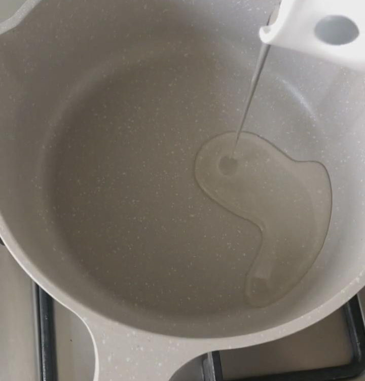 heat 3 tsps Cooking oil in a pan