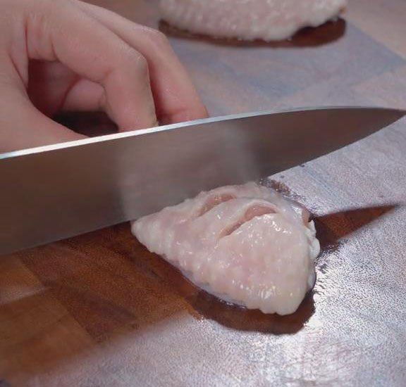 slice the chicken wings with lines of cut marks at a 45 degree angle and about 1cm deep