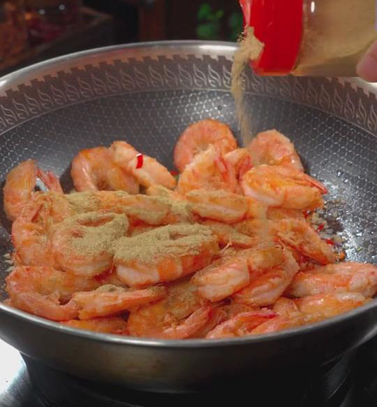 sprinkle 10g salt and pepper seasoning to the shrimp
