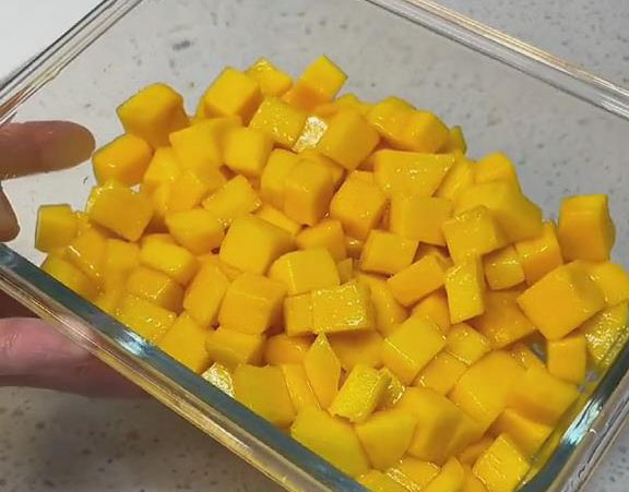 Place the mango cubes in your dessert bowl