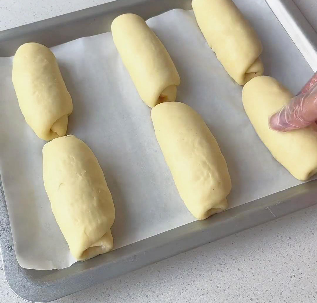 Place the filled and rolled dough on a baking tray