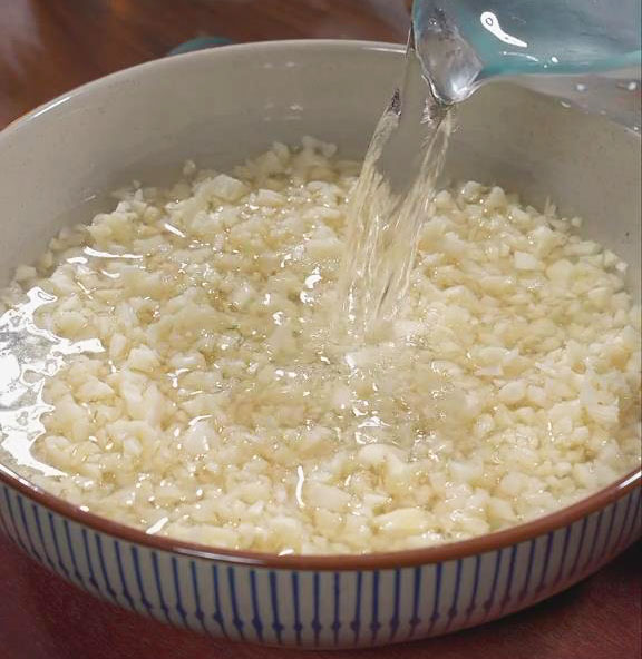 Rinse the minced garlic with water