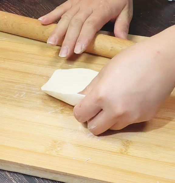 flatten each piece of small dough until it becomes a flat circular wrapper