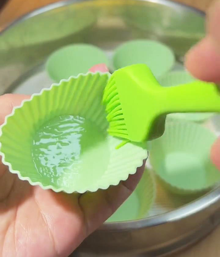get your cake molds and brush them with oil