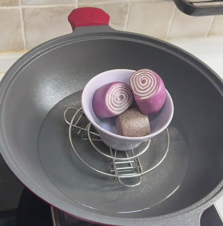 steam bun in the pan