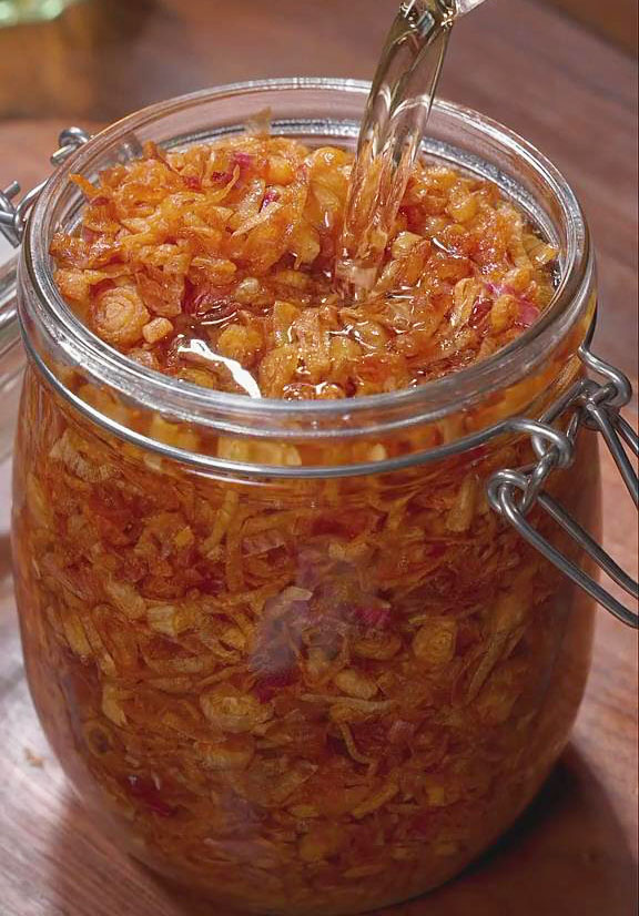 transfer the fried shallots to your preferred dry glass jar and pour in the excess cooled oil as well