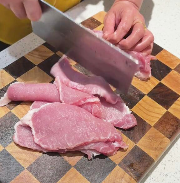 Cut the pork into thin slices