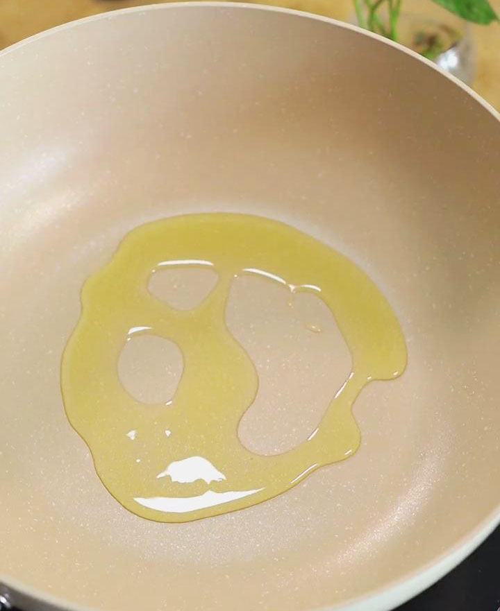Prepare a pan with cooking oil