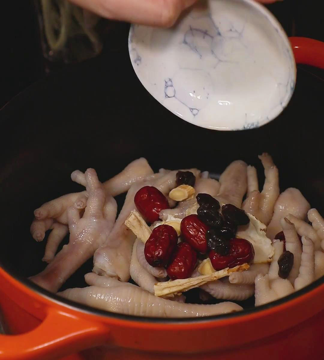 add the soup ingredients to the pot with chicken feet