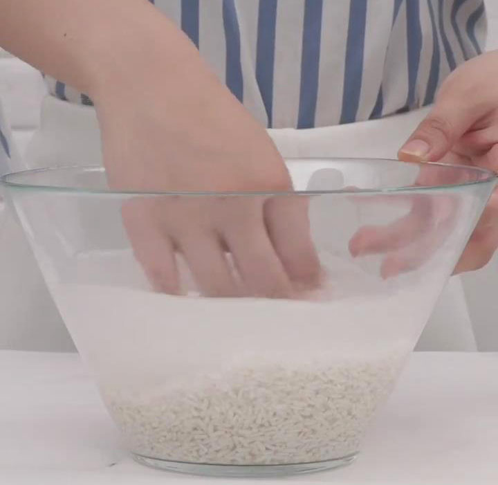 Clean and Soak the glutinous rice with water