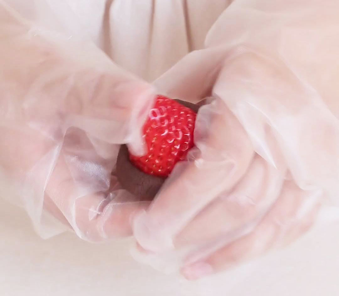 Cover each strawberry with a layer of 20g red bean paste