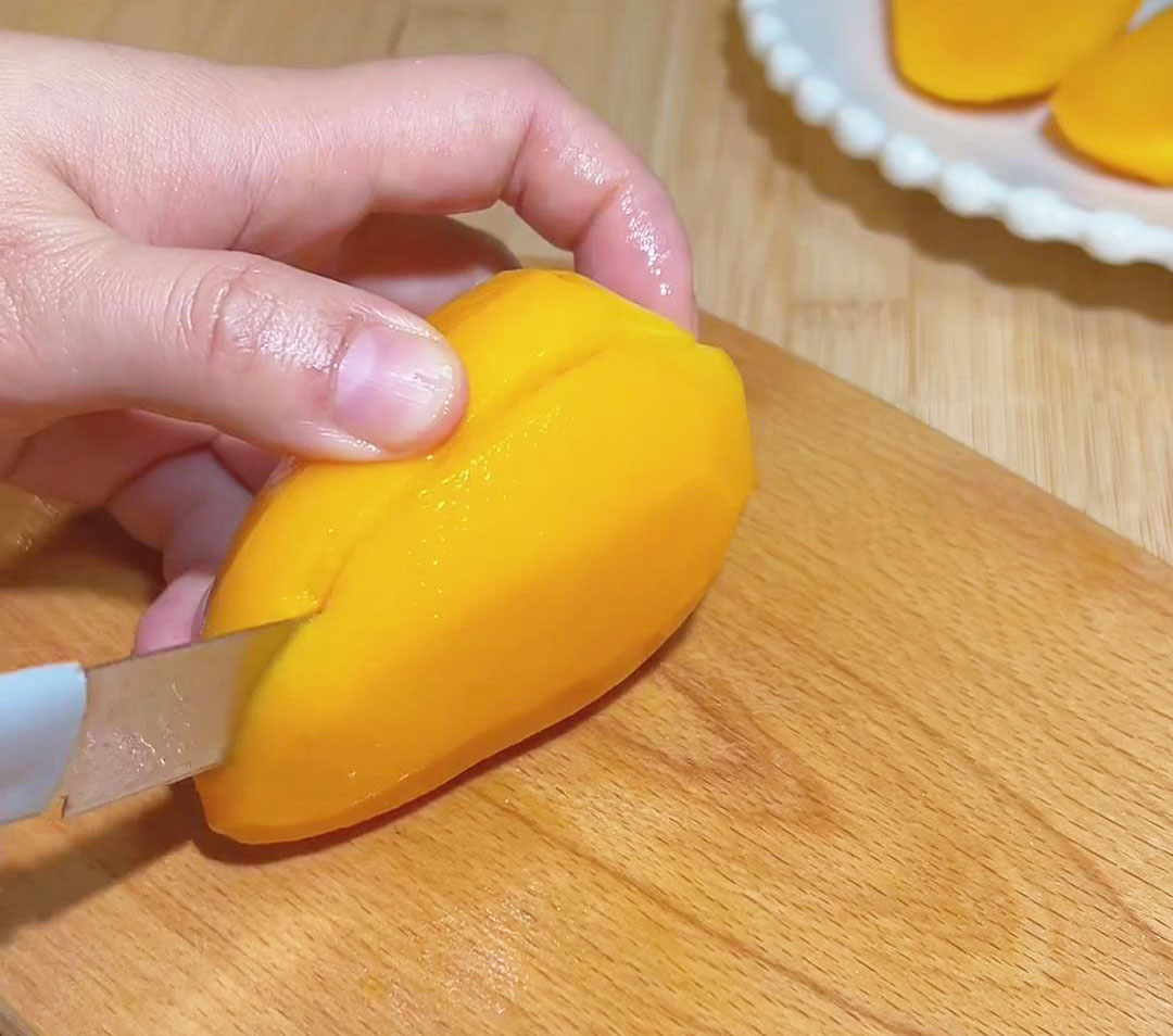 Peel and slice the mangoes