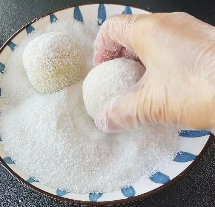 coat the entire surface of the mochi ball