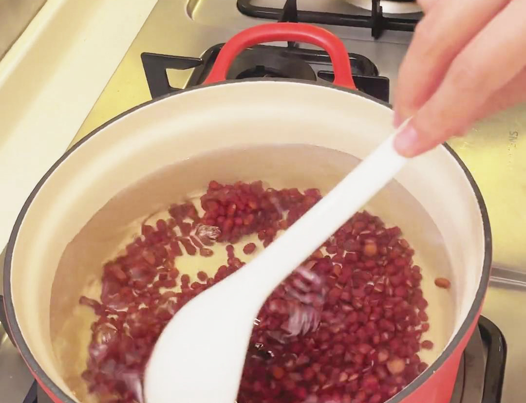 frozen beans simmer in a pot of boiled water for 1 hour