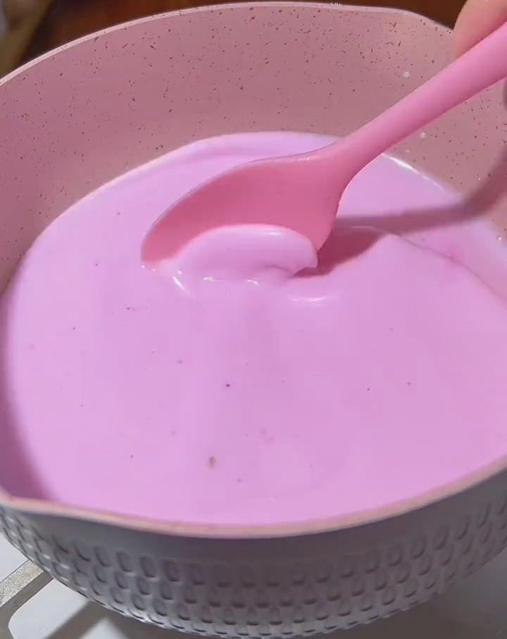 mix the dragon fruit juice until the mixture becomes pink