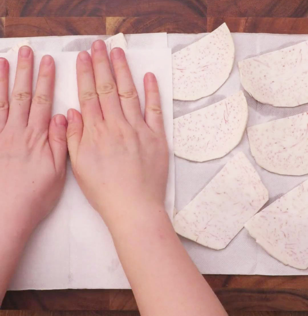 pat dry the taro slices with kitchen paper towels