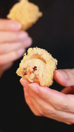 Wu Gok 芋角 (Deep-Fried Taro Dumpling Puffs)