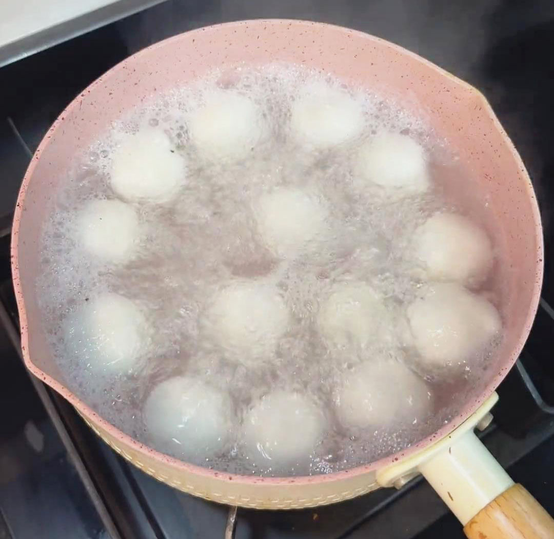 Cook in simmering water for 5 minutes until tangyuan float