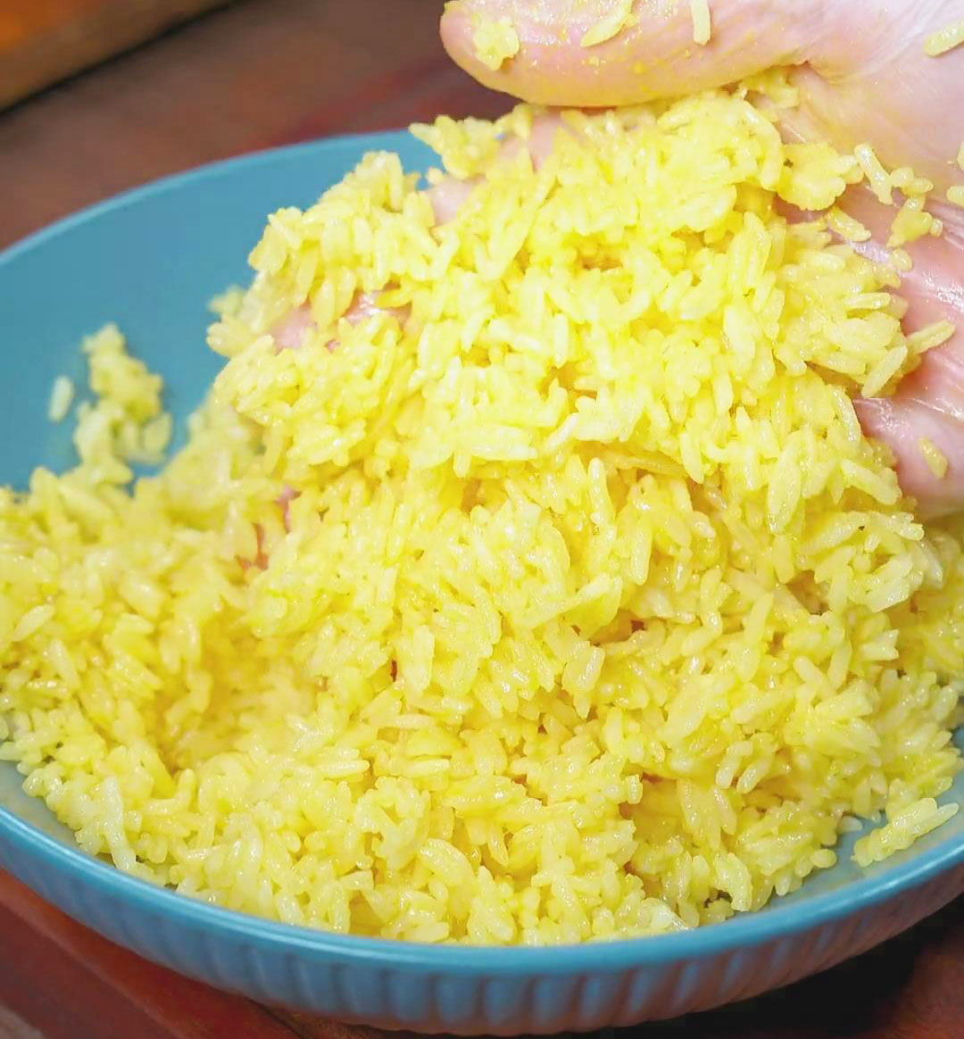 Mix the rice and egg with your hands
