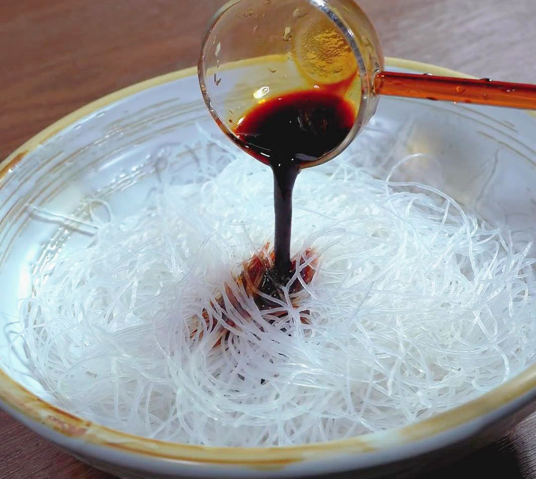 Mix the rice noodles with dark soy sauce and cooking oil
