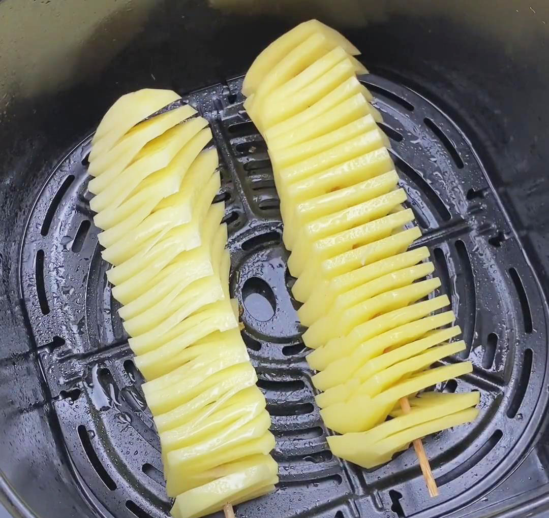 Place the accordion potatoes in the air fryer