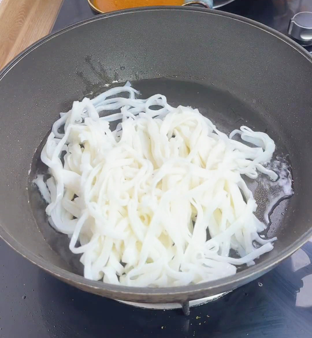 fry the fresh wide rice noodles