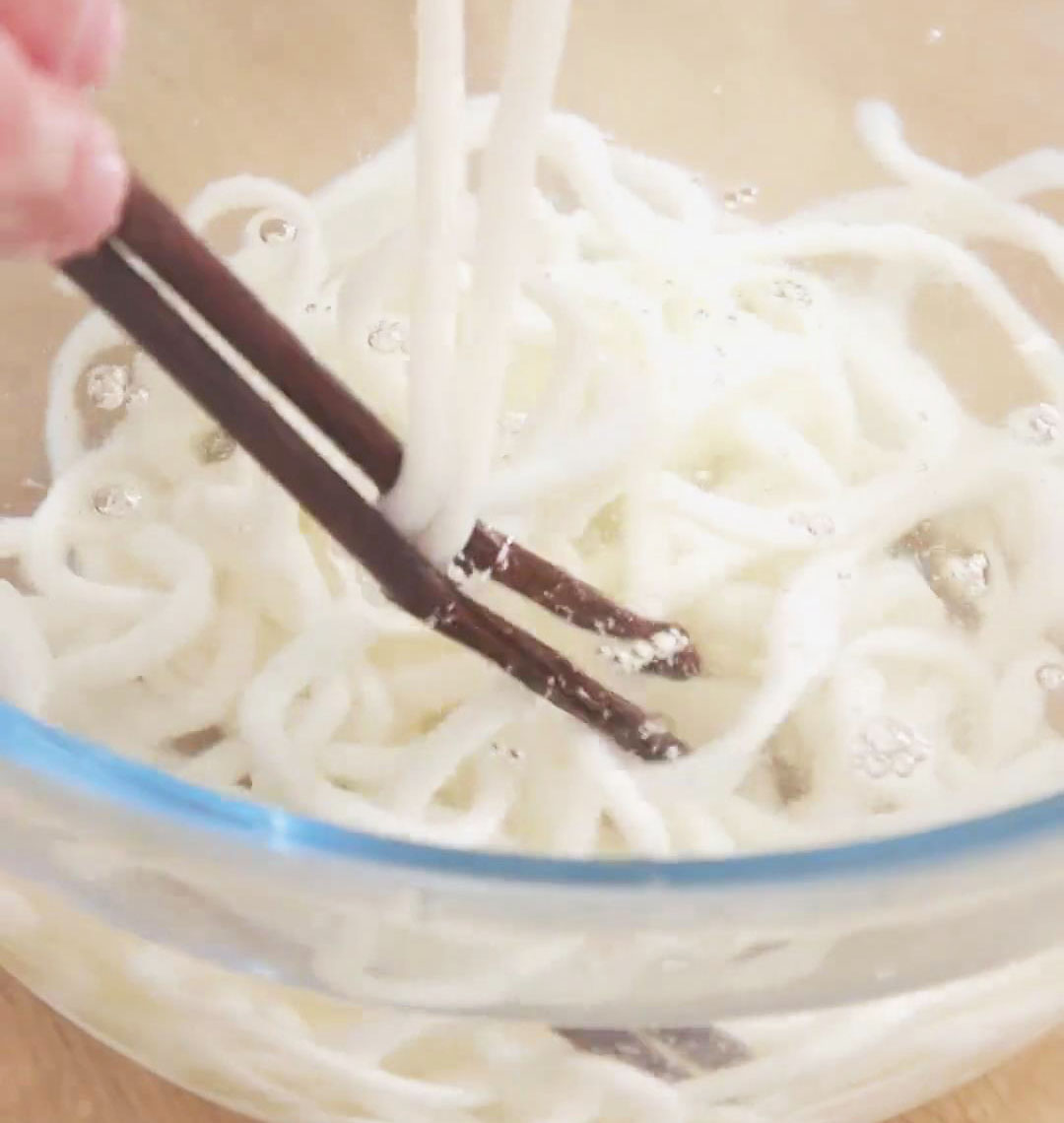 let the udon noodles cool in cold water