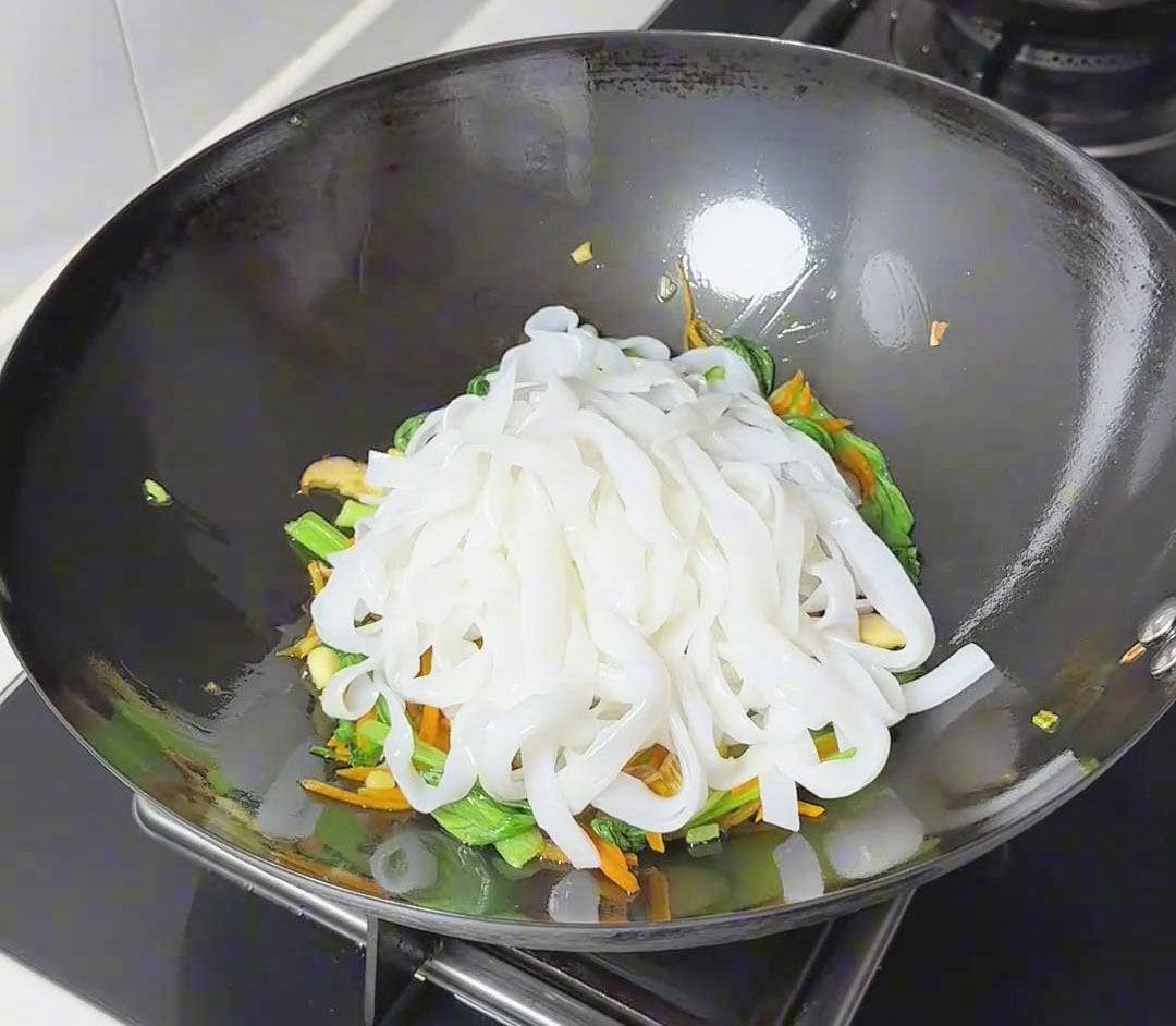 place the fresh wide rice noodles on top