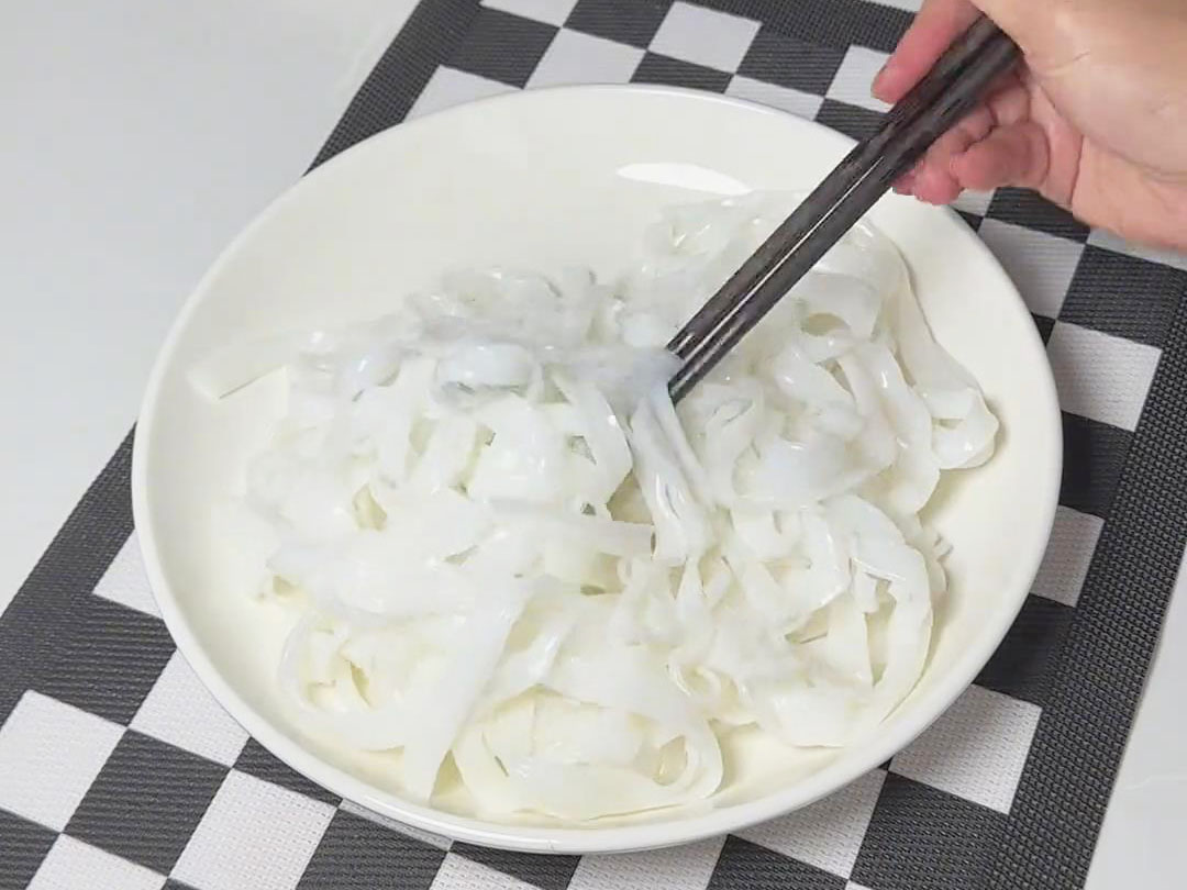 separate the wide rice noodles