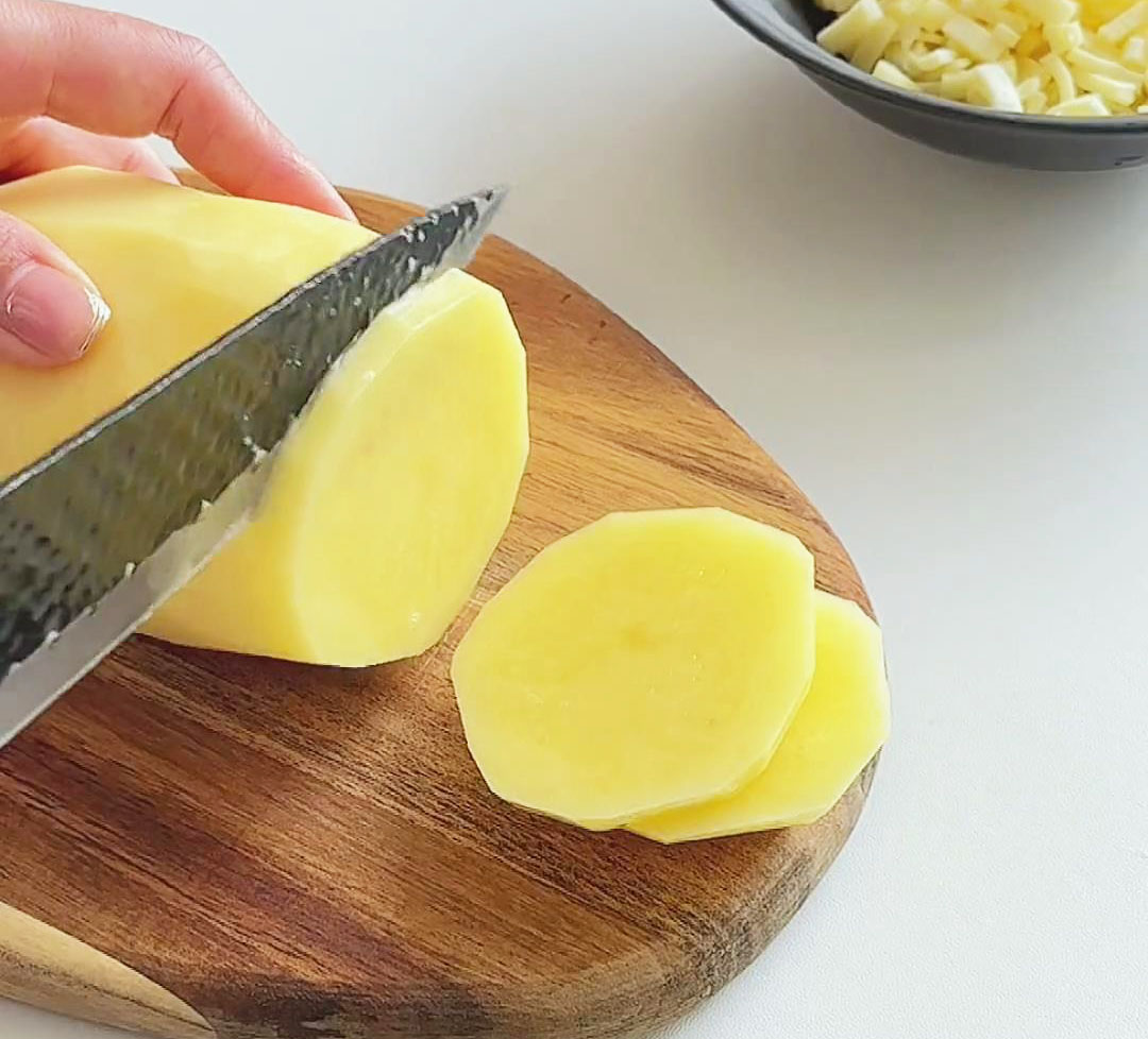 slice the potatoes into thin cuts