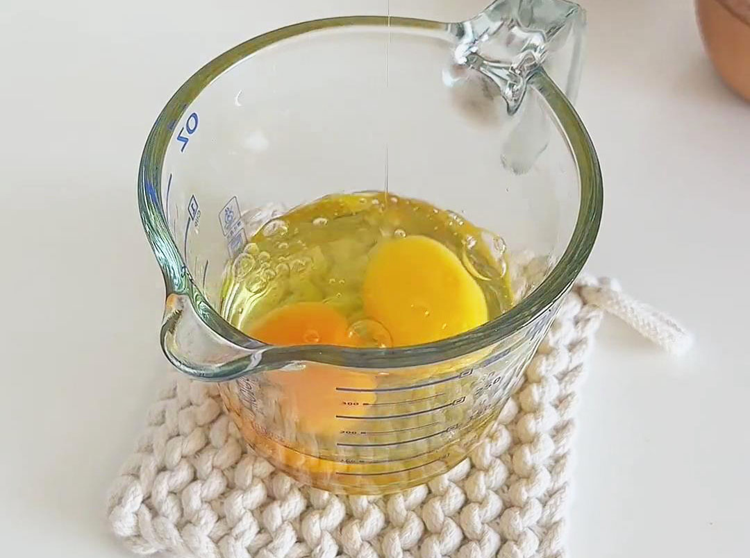 Beat 2 eggs thoroughly in a bowl