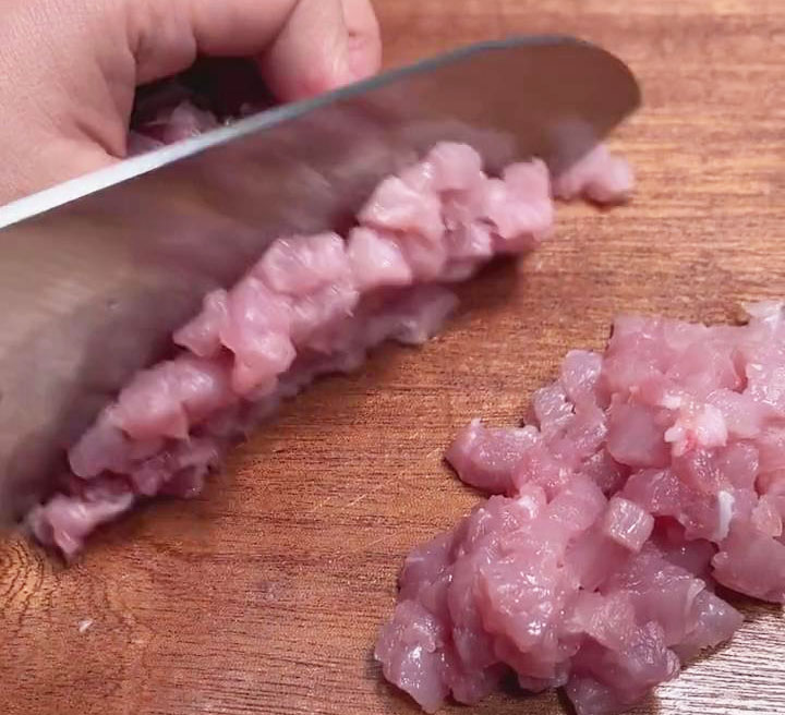 Cut the lean meat into small pieces
